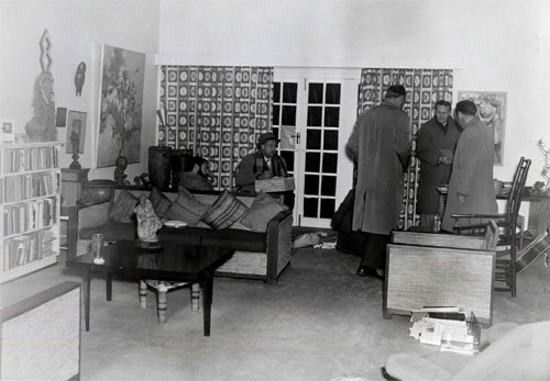 Lieutenant van Wyk and his team from the Special Branch search the lounge of the main house at Liliesleaf Farm, 11 July 1963