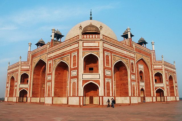 write an essay on the architecture of mughals