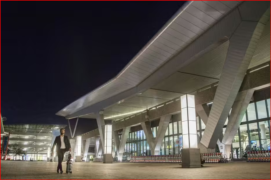 https://cdn.images.express.co.uk/img/dynamic/78/940x/secondary/africa-best-airport-cape-town-6309587.avif?r=1753133756690