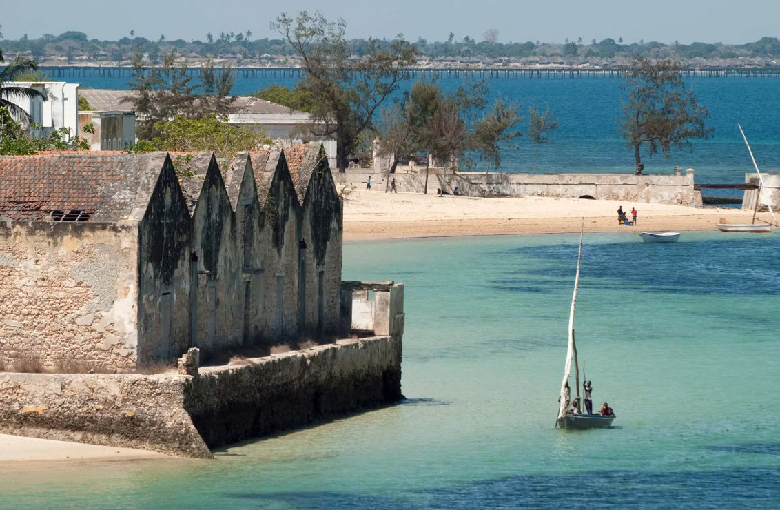 https://cdn.britannica.com/13/177913-050-0802B78D/dhow-sailing-coast-Island-of-Mozambique.jpg