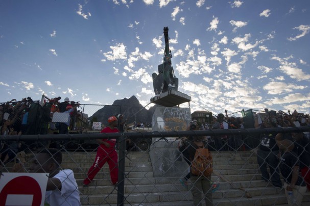 Rhodes statue removed at UCT