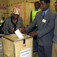 Wahlen voting station, Zimbabwe 2002