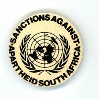 "SANCTIONS AGAINST APARTHEID SOUTH AFRICA" United Nations button